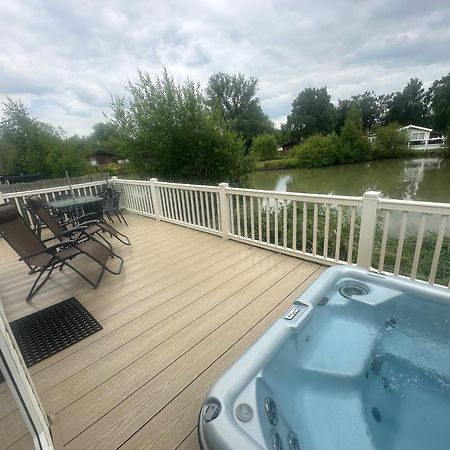 Luxury Lakeside Lodge L2 With Hot Tub Situated At Tattershall Lakes Country Park Eksteriør bilde