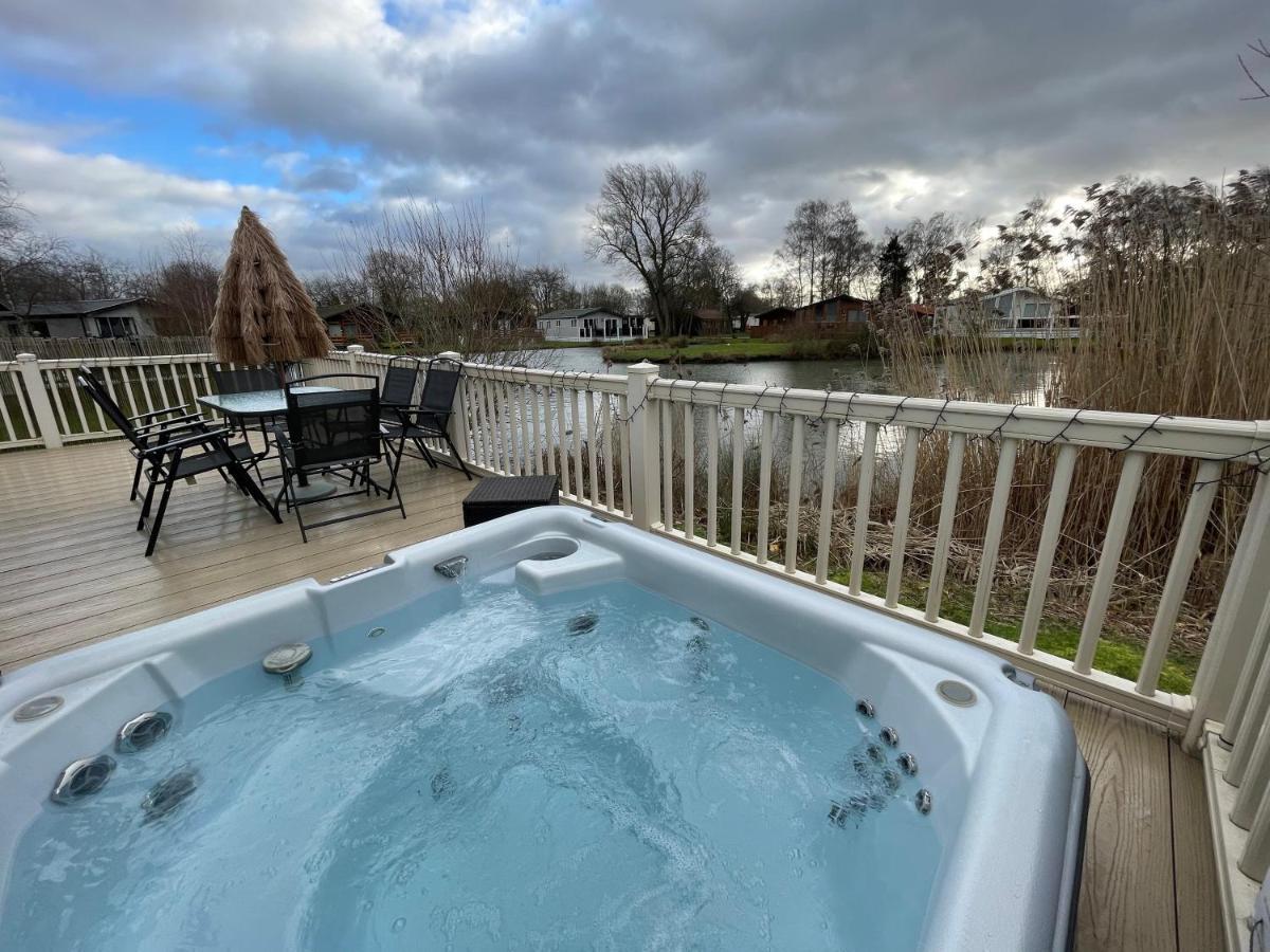 Luxury Lakeside Lodge L2 With Hot Tub Situated At Tattershall Lakes Country Park Eksteriør bilde