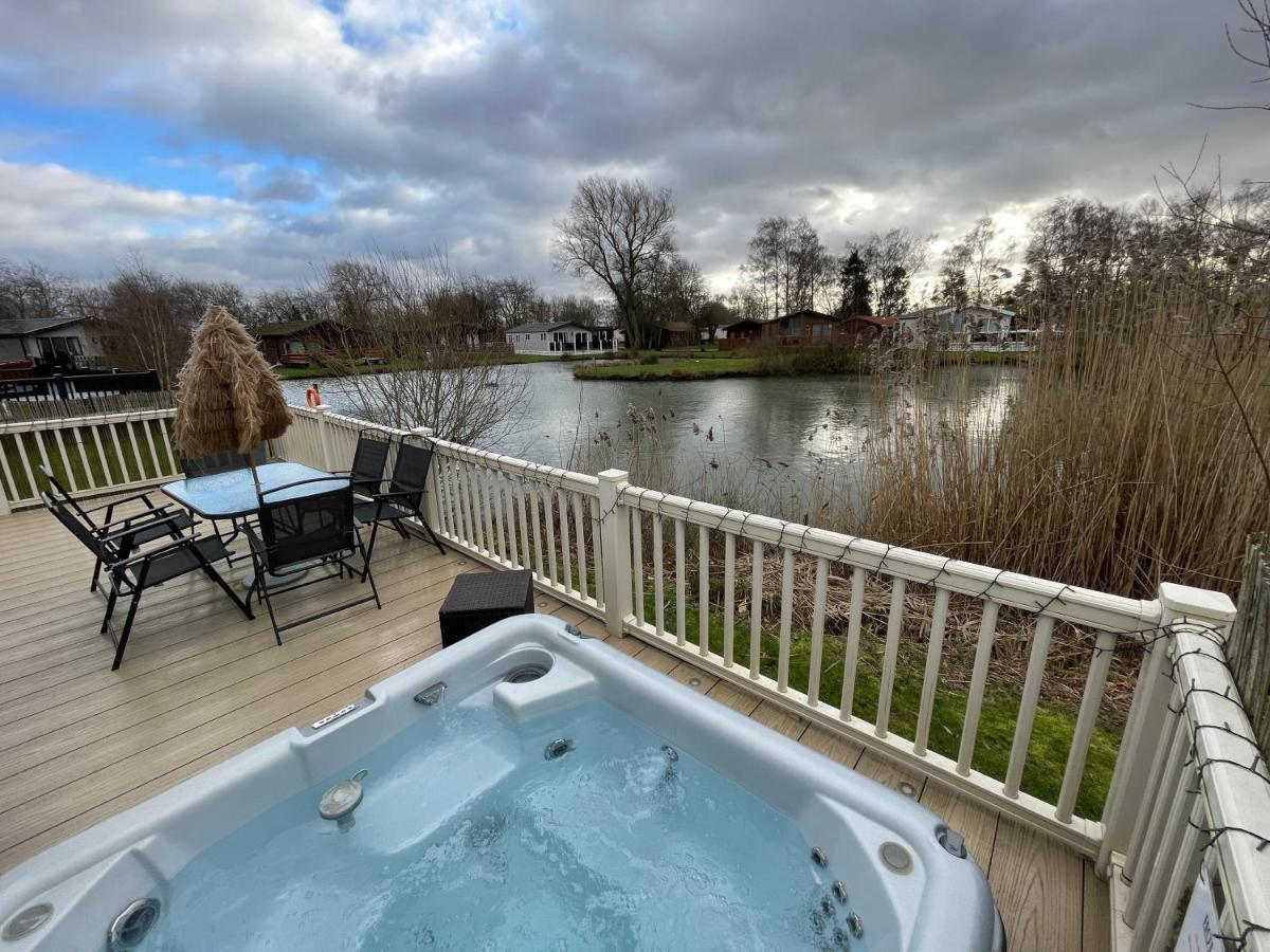 Luxury Lakeside Lodge L2 With Hot Tub Situated At Tattershall Lakes Country Park Eksteriør bilde