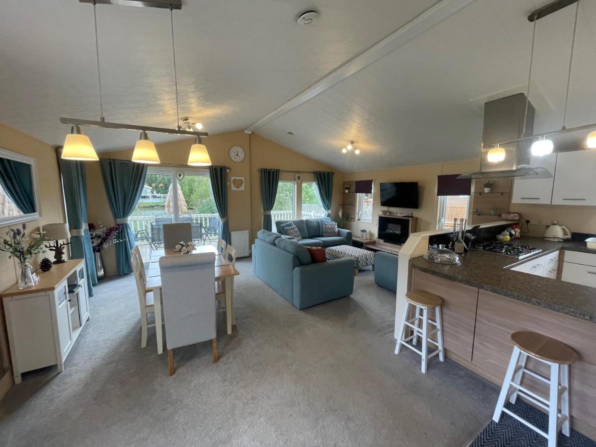 Luxury Lakeside Lodge L2 With Hot Tub Situated At Tattershall Lakes Country Park Eksteriør bilde
