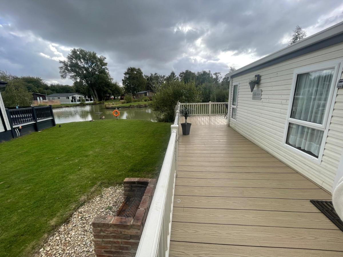 Luxury Lakeside Lodge L2 With Hot Tub Situated At Tattershall Lakes Country Park Eksteriør bilde