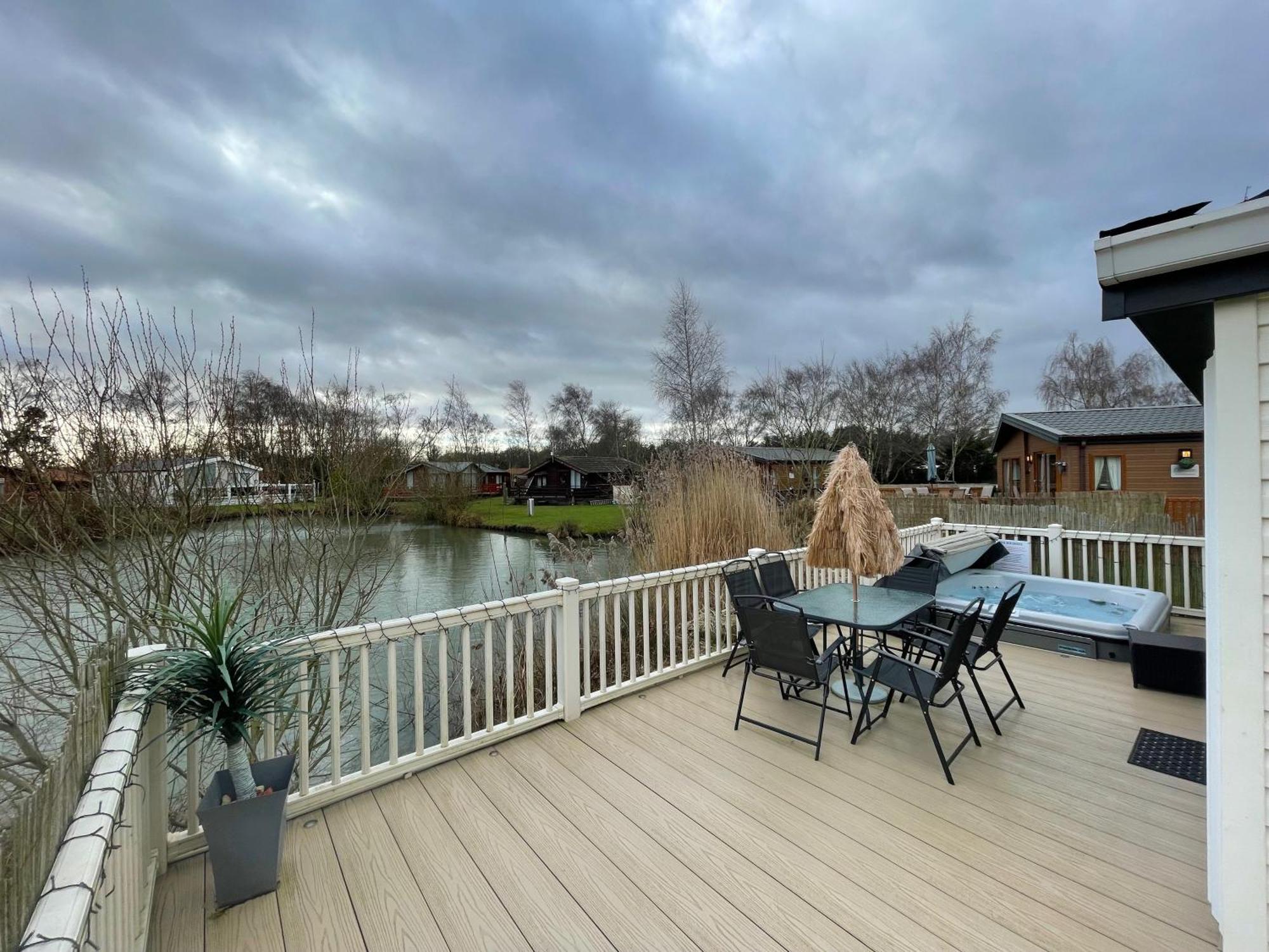 Luxury Lakeside Lodge L2 With Hot Tub Situated At Tattershall Lakes Country Park Eksteriør bilde
