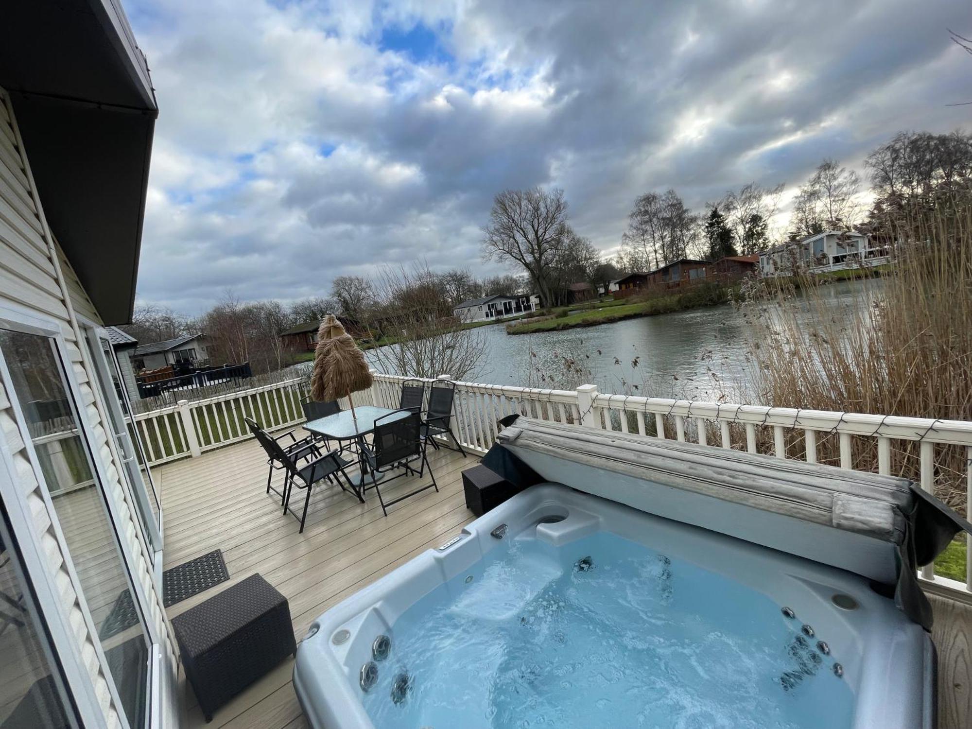 Luxury Lakeside Lodge L2 With Hot Tub Situated At Tattershall Lakes Country Park Eksteriør bilde