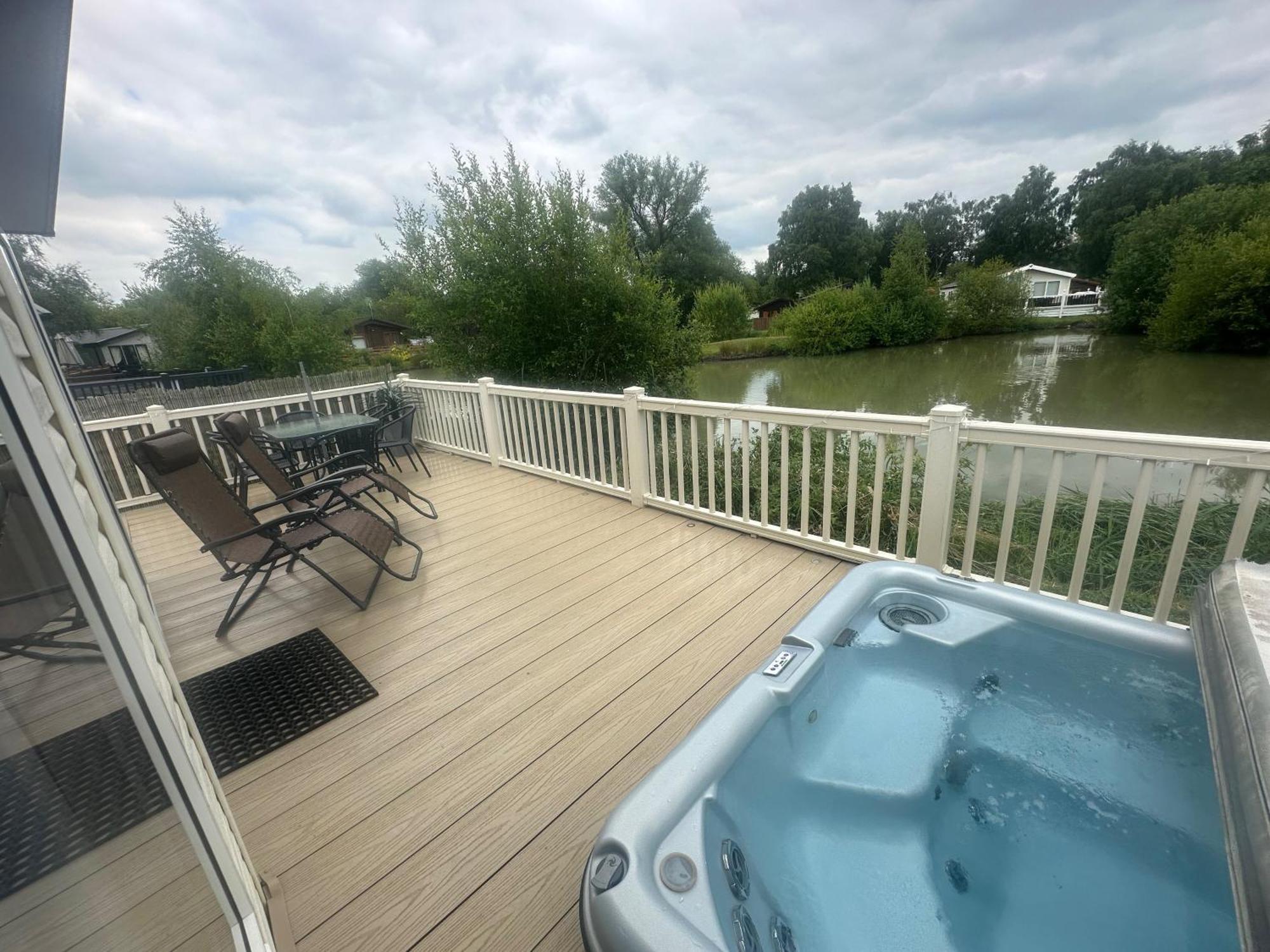 Luxury Lakeside Lodge L2 With Hot Tub Situated At Tattershall Lakes Country Park Eksteriør bilde