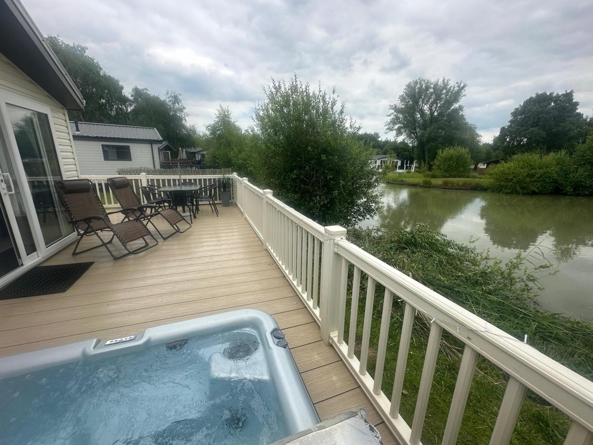 Luxury Lakeside Lodge L2 With Hot Tub Situated At Tattershall Lakes Country Park Eksteriør bilde